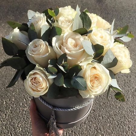Букет живых цветов FLOWERTVER Розы в шляпной коробке