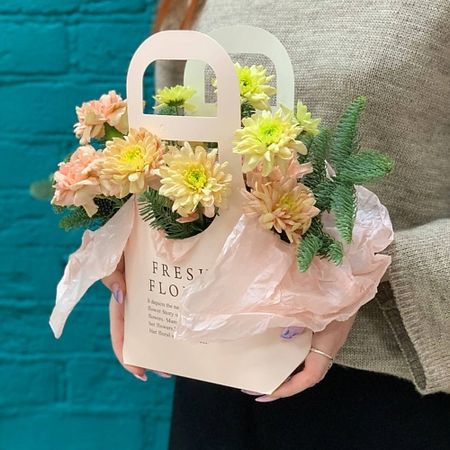 Букет живых цветов ЦВЕТЫ МИШКИ Композиция из хризантем и нобилиса