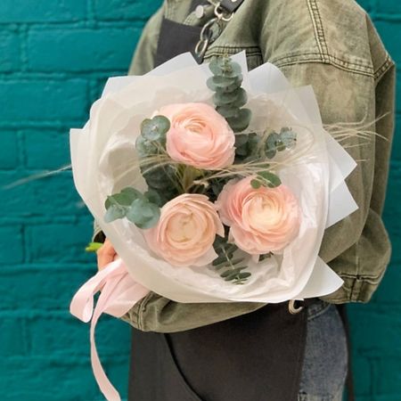 Букет живых цветов ЦВЕТЫ МИШКИ Букет из 3 розовых ранункулюсов