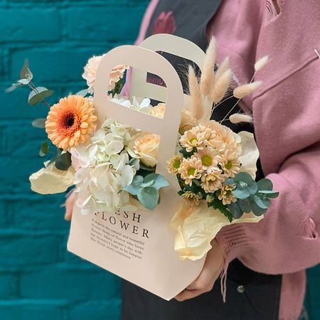 Букет живых цветов ЦВЕТЫ МИШКИ Композиция из герберы и гвоздики