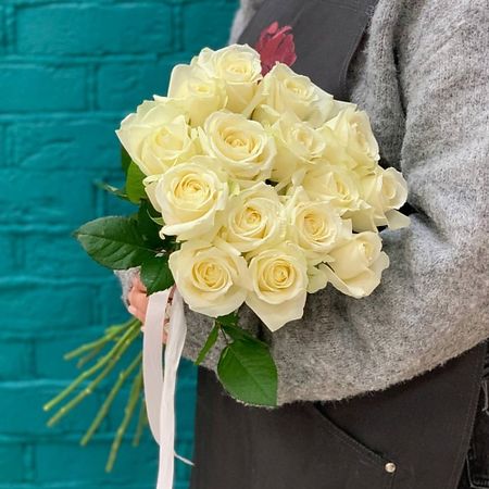 Букет живых цветов ЦВЕТЫ МИШКИ Букет из 15 белых роз
