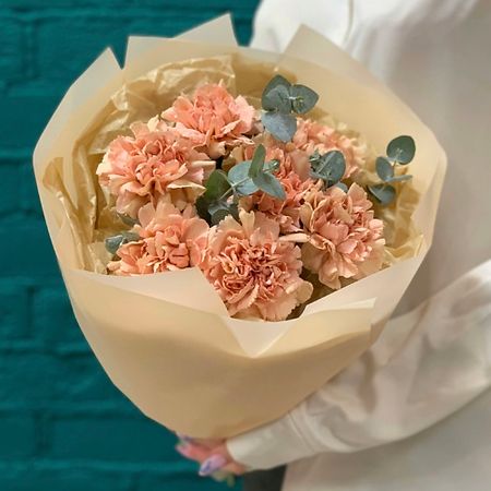 Букет живых цветов ЦВЕТЫ МИШКИ Букет из 7 персиковых гвоздик и эвкалипта