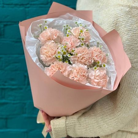 Букет живых цветов ЦВЕТЫ МИШКИ Букет из 9 нежно-розовых гвоздик и танацетума