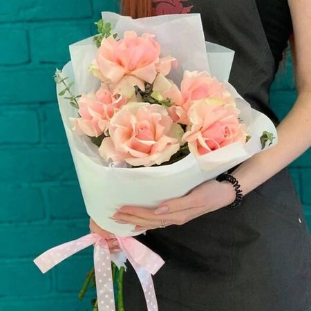 Букет живых цветов ЦВЕТЫ МИШКИ Букет из 5 розовых французских роз и зелени