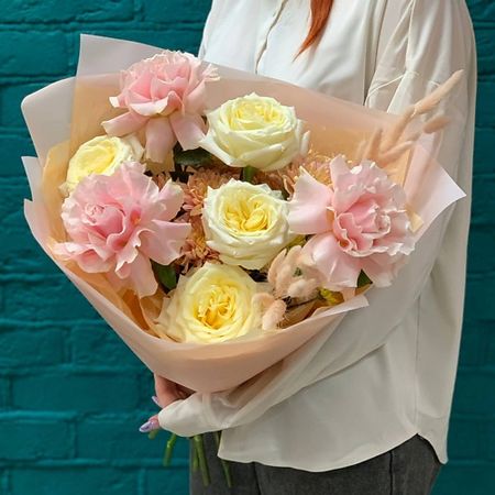 Букет живых цветов ЦВЕТЫ МИШКИ Букет из розовых французских роз и хризантем