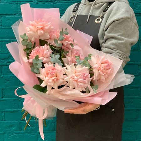 Букет живых цветов ЦВЕТЫ МИШКИ Букет из розовых французских роз и эвкалипта