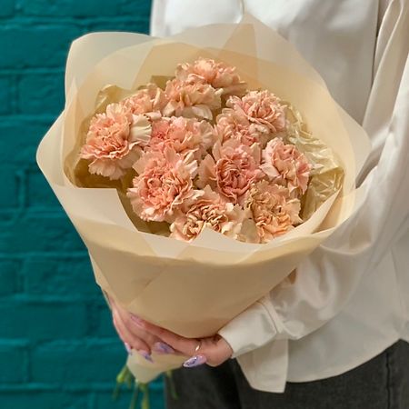 Букет живых цветов ЦВЕТЫ МИШКИ Букет из 13 персиковых гвоздик