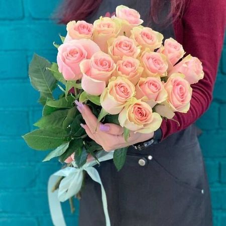 Букет живых цветов ЦВЕТЫ МИШКИ Букет из 15 розовых роз возвращение повелителя этюд в розовых тонах