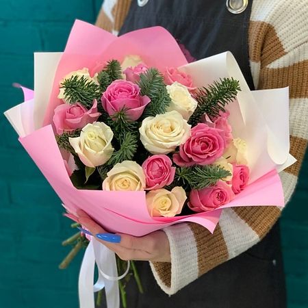 Букет живых цветов ЦВЕТЫ МИШКИ Букет из розовых и белых роз с нобилисом