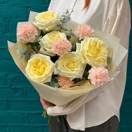 Букет живых цветов ЦВЕТЫ МИШКИ Букет из белых роз и гвоздик