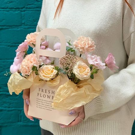 Букет живых цветов ЦВЕТЫ МИШКИ Композиция из кустовой розы и гвоздики