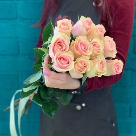 Букет живых цветов ЦВЕТЫ МИШКИ Букет из 11 розовых роз возвращение повелителя этюд в розовых тонах