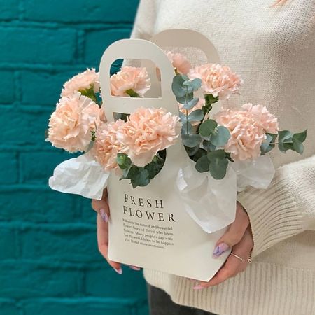 Букет живых цветов ЦВЕТЫ МИШКИ Композиция из 13 розовых гвоздик