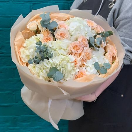 Букет живых цветов ЦВЕТЫ МИШКИ Букет из гортензии и кустовой розы