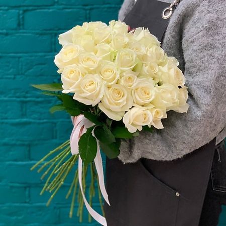 Букет живых цветов ЦВЕТЫ МИШКИ Букет из 27 белых роз григорий георгиевич белых учим а