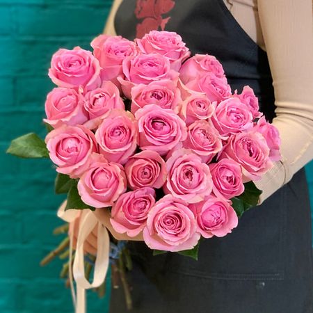Букет живых цветов ЦВЕТЫ МИШКИ Букет из 25 розовых роз возвращение повелителя этюд в розовых тонах