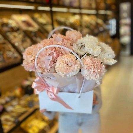 Букет живых цветов KIWIGIFTS Букет цветов живые Диантусы, Хризантема, Гортензия