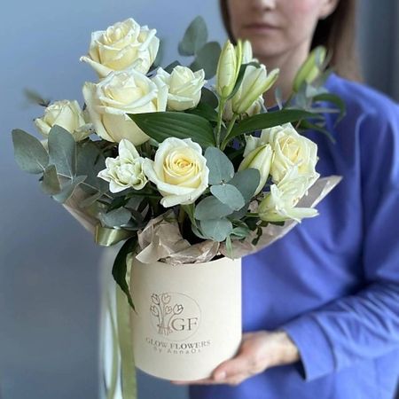 Букет живых цветов GLOW FLOWERS Прекрасная композиция с лилиями и розами