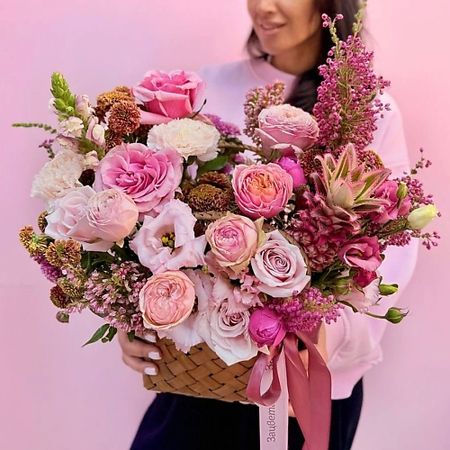 Букет живых цветов ЗАЦВЕТАЙ. ЦВЕТОЧНЫЙ БУТИК Корзина с цветами «ананасовая карамель»