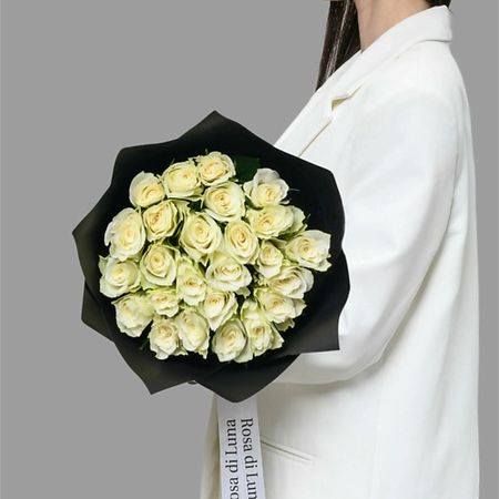Букет живых цветов ROSA DI LUNA 25 Роза Кения белая в крафте