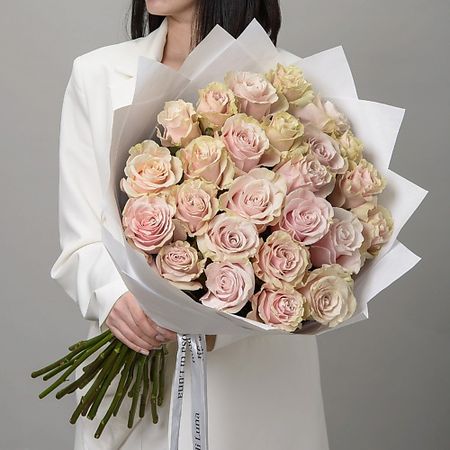 Букет живых цветов ROSA DI LUNA Моно Букет из 25 Роз Мондиаль, Эквадор в Белой Упаковке