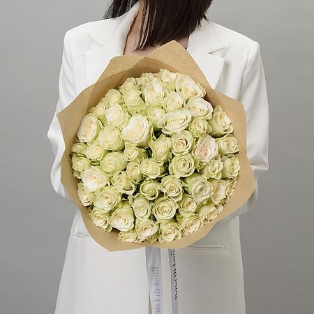 Букет живых цветов ROSA DI LUNA 51 Роза Кения белая в крафте