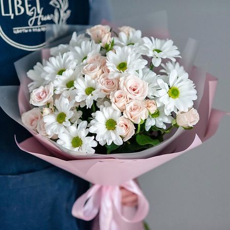 Букет живых цветов ЦВЕТНИК ЦВЕТЫ И ПОДАРКИ Букет с кустовой розой и кустовой хризантемой