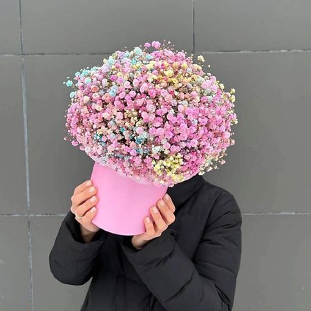 Букет живых цветов GLOW FLOWERS Радужная гипсофила в корзине