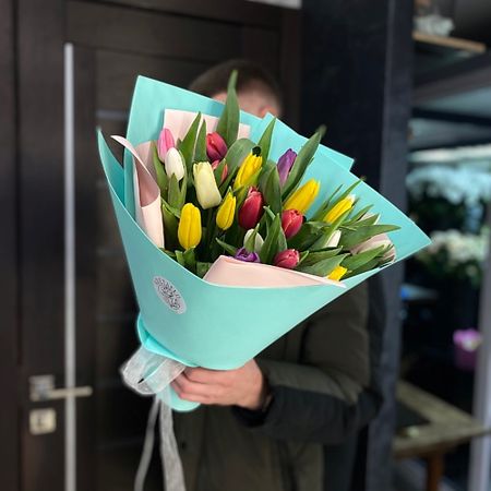 Букет живых цветов ARETAFLO ЦВЕТОЧНЫЙ САЛОН Микс из тюльпанов