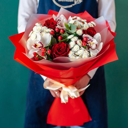 Букет живых цветов ЦВЕТНИК ЦВЕТЫ И ПОДАРКИ Яркий букет с орхидеей в красных тонах