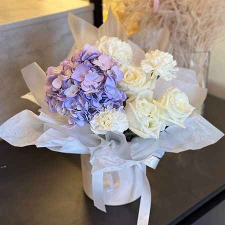 Букет живых цветов KIWIGIFTS Букет цветов живые Диантусы, Розы, Гортензия