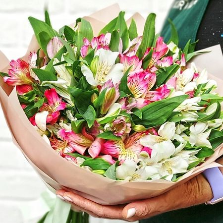 Букет живых цветов STUDIO FLORISTIC Букет из розовой и белой Альстромерии «Нежный»