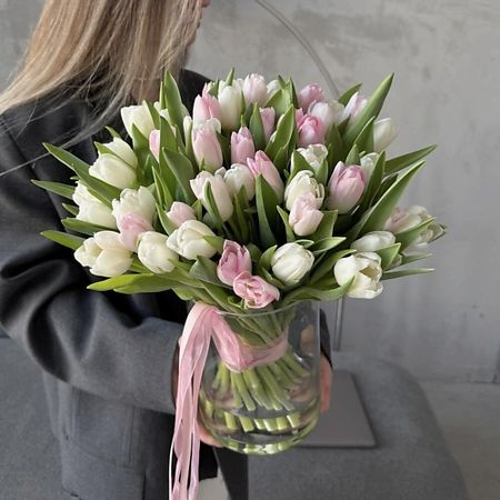 Букет живых цветов МY MOMENT 51 розовый и белый тюльпан в вазе