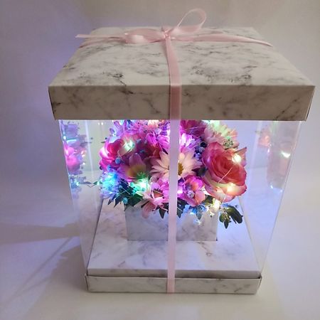 Букет живых цветов ЗЕФИРКО Цветы с гирляндой в коробке Мрамор