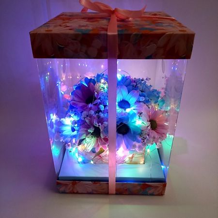 Букет живых цветов ЗЕФИРКО Светящийся букет хризантем в подарочной коробке Для тебя