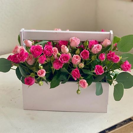Букет живых цветов FLOWER ART HOUSE СТУДИЯ ФЛОРИСТИКИ И ДЕКОРА Кустовые розы в ящике