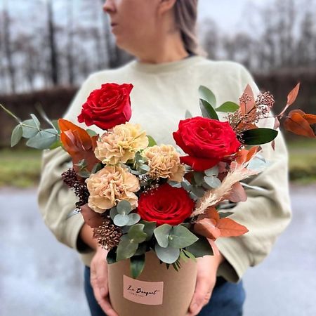 Букет живых цветов LE BOUQUET Букет из кофейных диантусов и ярких роз инаба такаси история в е руководство по созданию ярких иллюстраций от ведущих художников японии южной кореи и китая